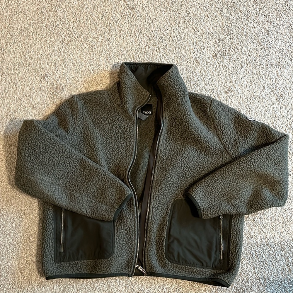 Vuori fleece jacket in sage green. Size extra large